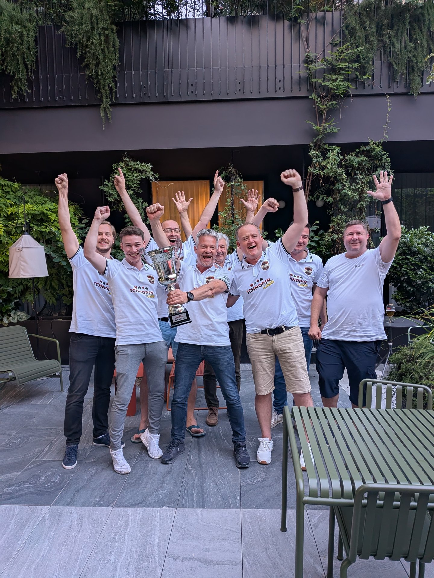 Team Österreich jubelt mit dem Pokal nach dem Sieg beim Schnapsen-Länderspiel