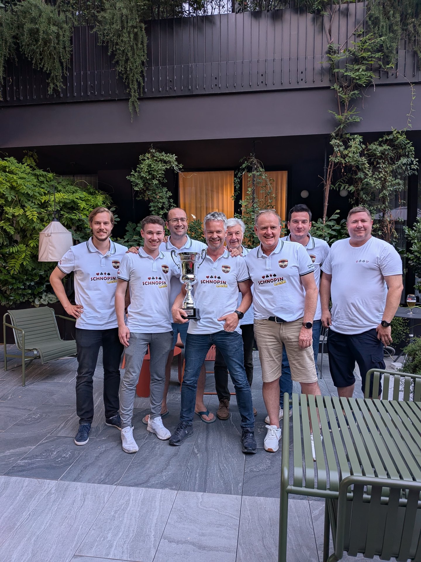 Österreichisches Nationalteam mit dem Schnapsen-Länderspiel Pokal