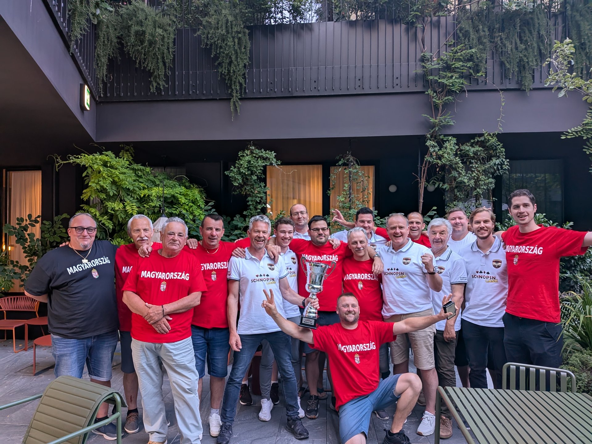 Schnapsen-Länderspiel 2025 — Beide Nationalteams Österreich und Ungarn mit Pokal